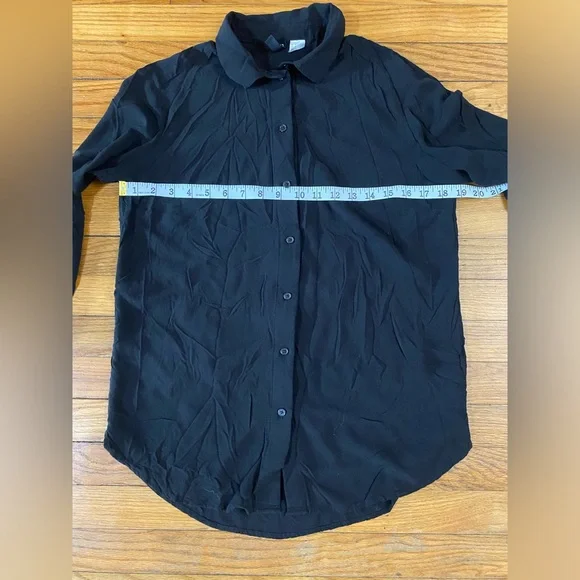 $9 SALE H&M Black long sleeves button down shirt - Picture 2 of 4